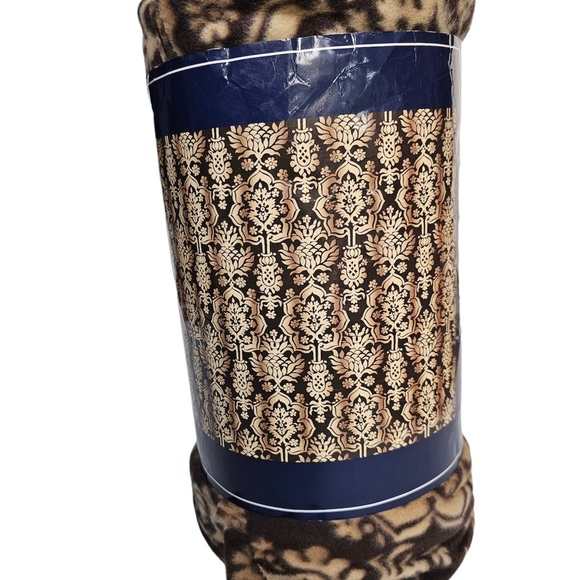 NEW JoAnn Essentials No-Sew Fleece Throw 60” X 72” Two Blankets 1 print, 1 solid - Picture 2 of 7